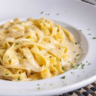 HALF TRAY FETTUCCINE ALFREDO