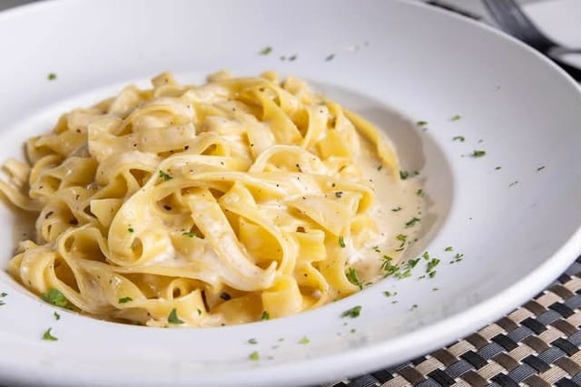 HALF TRAY FETTUCCINE ALFREDO.
